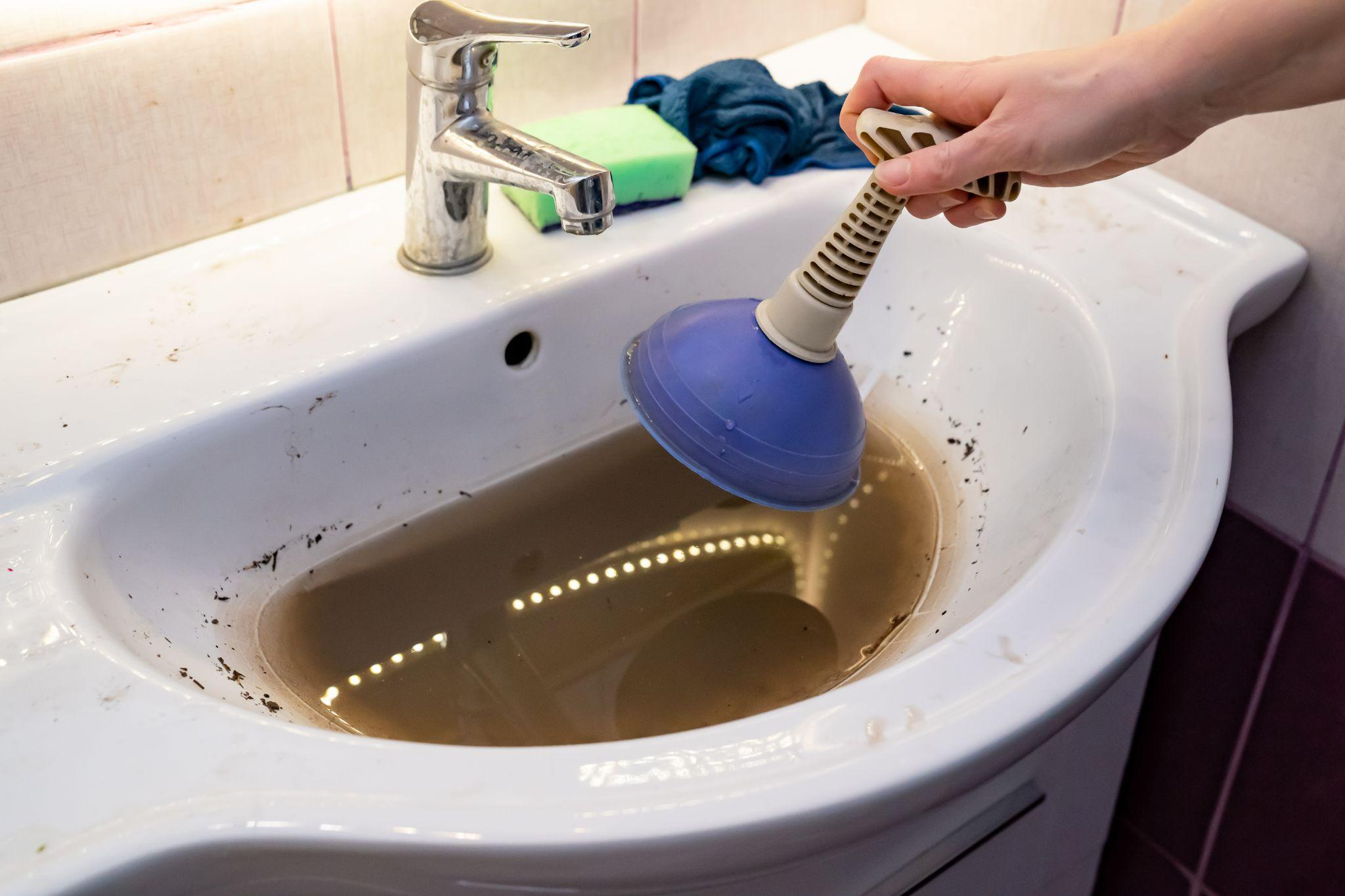 sink with dirty water because of the blockage.